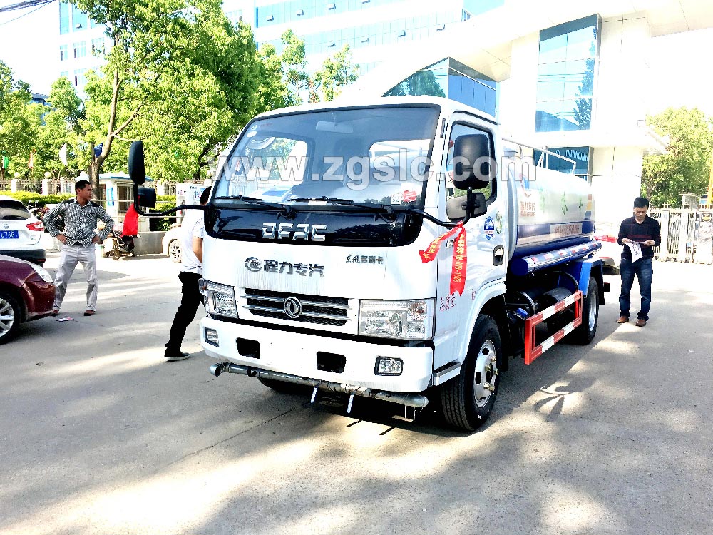 到湖北程力集團(tuán)訂購灑水車,，現(xiàn)貨供應(yīng)隨時出發(fā)